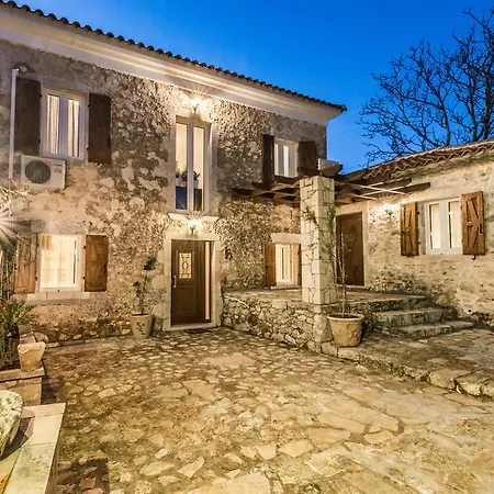 Vilă Callisto- Elegant Restored With Pool Yírion